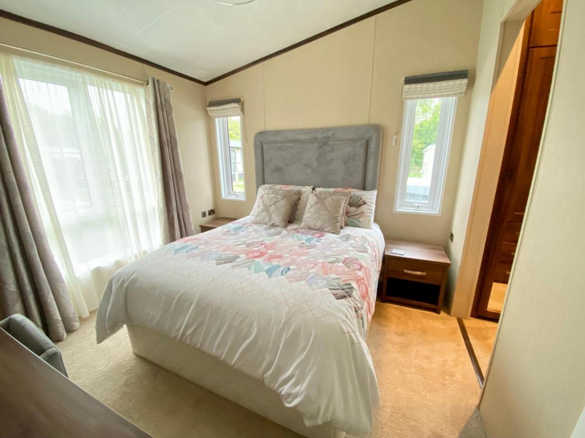 Wildflower, Premium Plus Hot Tub Lodge 南塞尔尼 外观 照片