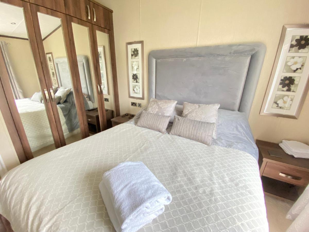 Wildflower, Premium Plus Hot Tub Lodge 南塞尔尼 外观 照片