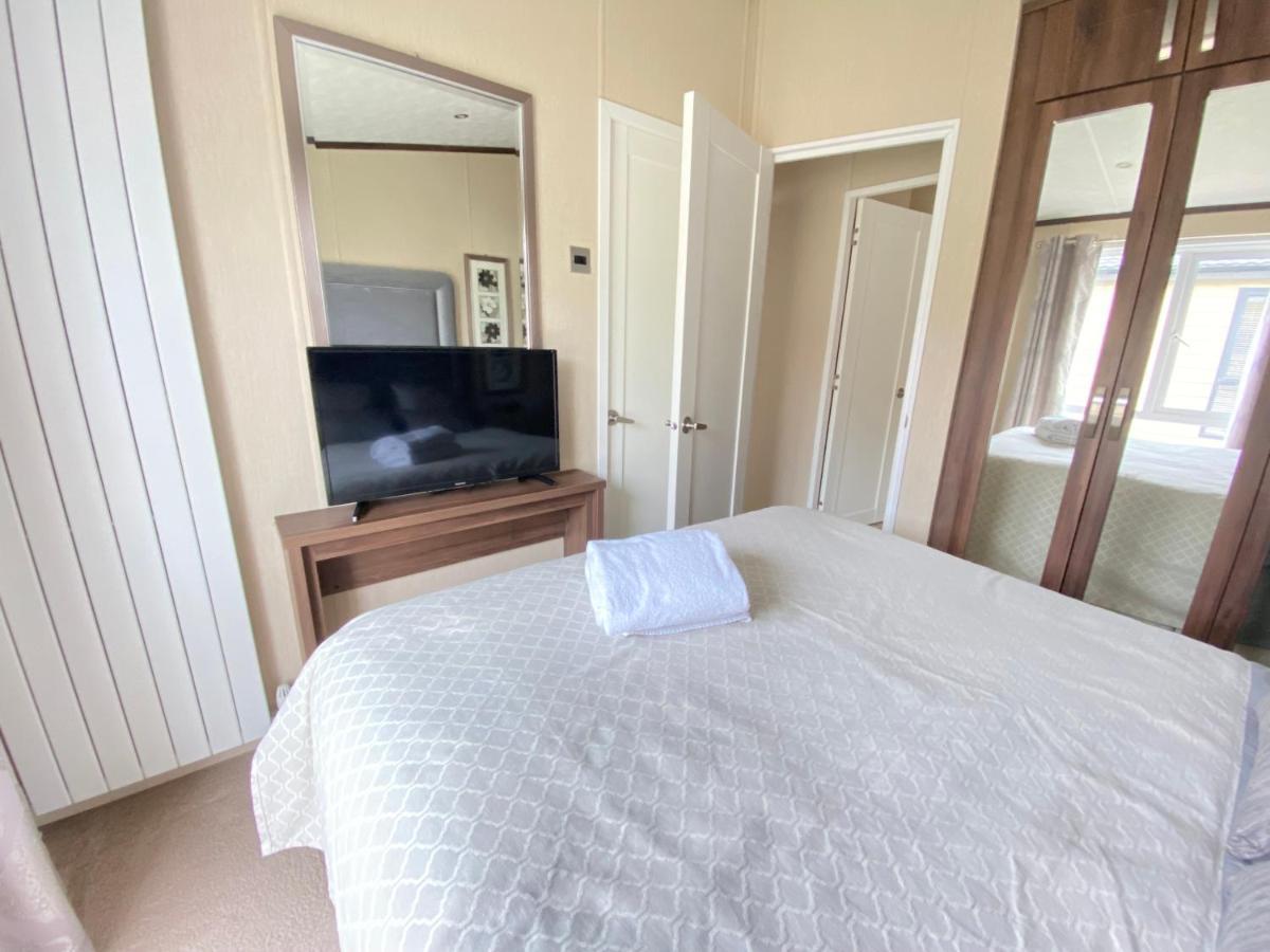 Wildflower, Premium Plus Hot Tub Lodge 南塞尔尼 外观 照片