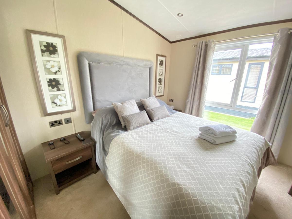 Wildflower, Premium Plus Hot Tub Lodge 南塞尔尼 外观 照片
